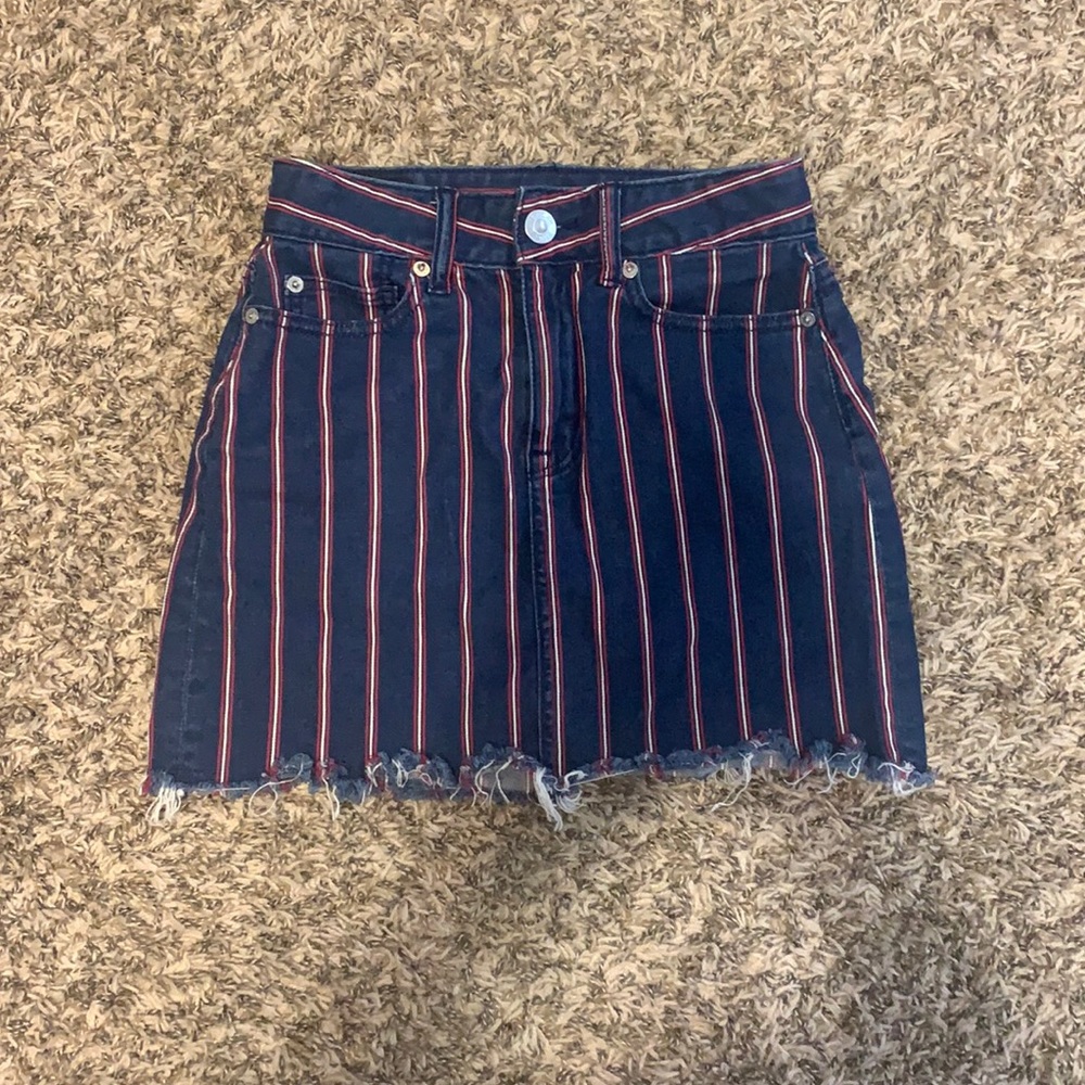 American Eagle jean skirt. Size 00. It’s blue with red and cream stripes on it.
